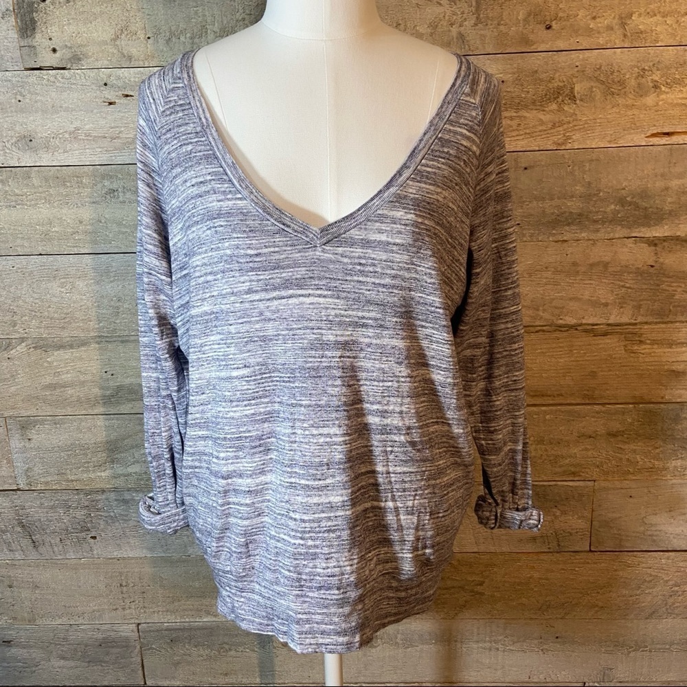 Aritzia TNA women’s oversized long sleeved top in size x-small